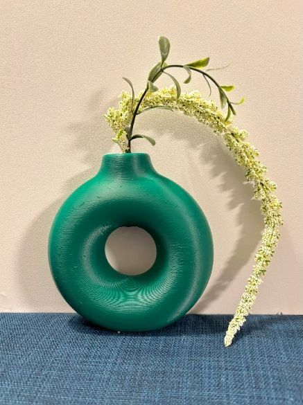 Donut Vase – 3D Baskı PLA Malzeme ile Üretilmiş Modern Dekoratif Vazo